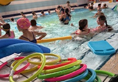 Uczestnicy półkolonii kąpią się na basenie miejskim