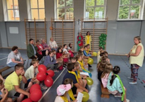 Uczestnicy półkolonii i zaproszeni goście czekają na występy