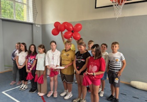Grupa uczestników półkolonii podczas występu