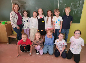 Relacja z Dnia Kropki w naszej szkole – czyli jak kreatywność rozkwita w kropkach!