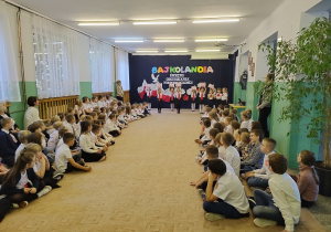 Bajkoludki oglądają występ zespołu Piano