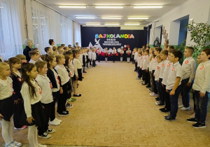 Bajkoludki śpiewają hymn