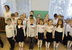 Bajkoludki śpiewają hymn