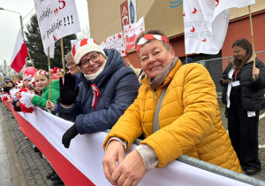 Przedstawiciele społeczności szkolnej kibicujący uczestnikom III Biegu Niepodległości