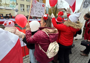 Przedstawiciele społeczności szkolnej kibicujący uczestnikom III Biegu Niepodległości