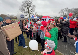 Przedstawiciele społeczności szkolnej kibicujący uczestnikom III Biegu Niepodległości