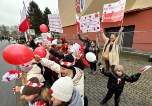 Przedstawiciele społeczności szkolnej kibicujący uczestnikom III Biegu Niepodległości