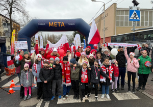 Przedstawiciele społeczności szkolnej kibicujący uczestnikom III Biegu Niepodległości