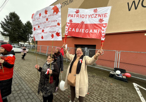 Przedstawiciele społeczności szkolnej kibicujący uczestnikom III Biegu Niepodległości