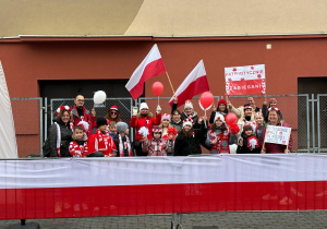Przedstawiciele społeczności szkolnej kibicujący uczestnikom III Biegu Niepodległości