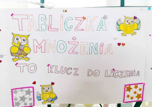 Plakat przygotowany przez zespół klasowy reklamujący tabliczkę mnożenia