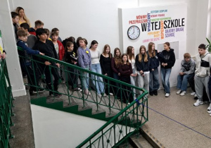 Uczniowie oczekujący na uroczyste rozpoczęcie obchodów Dnia Tabliczki Mnożenia