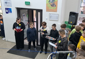 Pani dyrektor, nauczycielki matematyki oraz uczniowie oczekujący na uroczyste rozpoczęcie obchodów Dnia Tabliczki Mnożenia