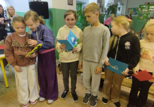 Dzieci czytają życzenia z laurek