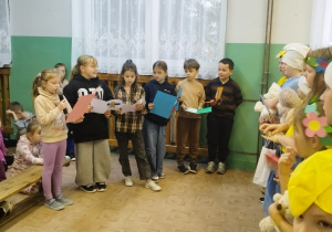 Dzieci czytają życzenia z laurek
