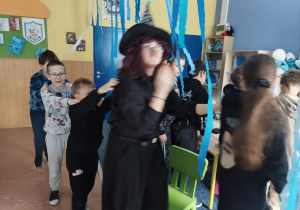 Grupa tańczących osób