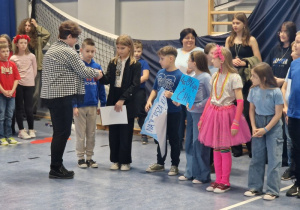 Pani dyrektor składa uczniom klas czwartych gratulacje