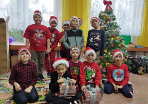 Uczniowie klasy pierwsze prezentują książki