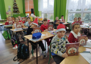 Uczniowie klasy pierwsze prezentują książki