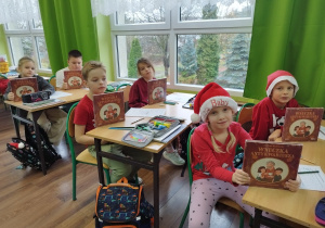 Uczniowie klasy pierwsze prezentują książki