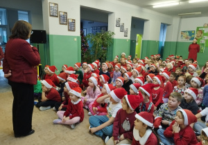 Pani dyrektor zapowiada gościa.