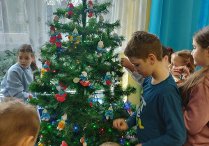 Smerfy ubierają klasową choinkę maskotkami... smerfów