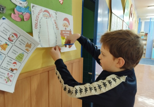 Uczeń odcina pasek brody Mikołaja