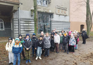Uczniowie stoją przed budynkiem teatru