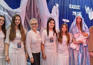 Uczniowie występujący w jasełkach z opiekunką