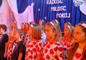 Uczniowie podczas występu w jasełkach