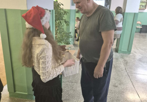 Życzenia od Bajkoludków dla pracowników szkoły