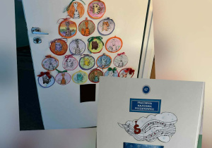 Bajkowo - świąteczne drzwi klasy 2a.