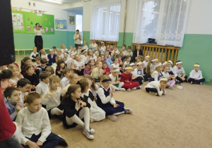 Bajkoludki biją brawo po występie
