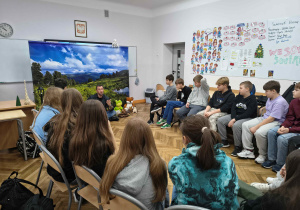 Uczniowie na warsztatach przyrodniczych pt. „Rok z życia jeża”