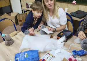 Wszyscy pracują z dużym zaangażowaniem.
