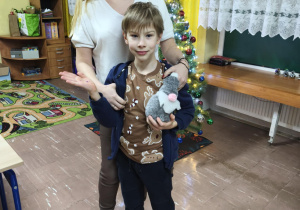 Dzieci prezentują swoje prace.