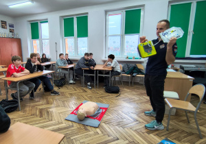 Uczniowie na Spotkaniu edukacyjnym poświęconym pierwszej pomocy przedmedycznej