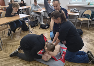 Uczniowie na Spotkaniu edukacyjnym poświęconym pierwszej pomocy przedmedycznej