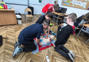 Uczniowie na Spotkaniu edukacyjnym poświęconym pierwszej pomocy przedmedycznej
