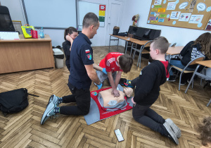 Uczniowie na Spotkaniu edukacyjnym poświęconym pierwszej pomocy przedmedycznej