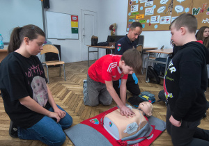 Uczniowie na Spotkaniu edukacyjnym poświęconym pierwszej pomocy przedmedycznej