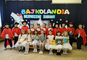 Klasa druga w bajkowych strojach