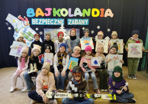 Klasa druga w zimowych strojach