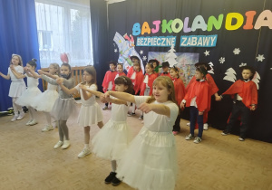 Klasa druga podczas imieninowego występu