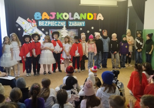 Klasy drugie podczas imieninowego występu