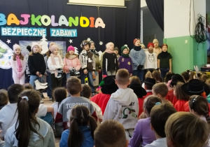 Klasa druga podczas imieninowego występu