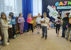 Bajkoludki wręczają laurki