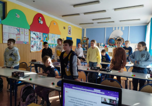 Uczniowie klasy 3b uczestniczą w zajęciach online