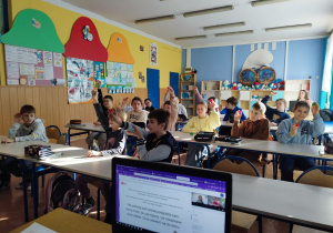 Uczniowie klasy 3b uczestniczą w zajęciach online