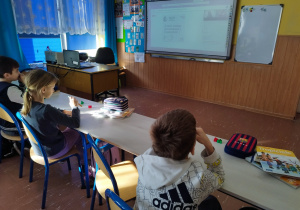 Uczniowie klasy 3b uczestniczą w zajęciach online